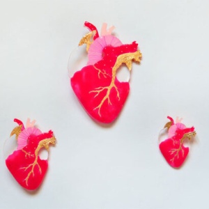 Broșă Wear your heart out red heart