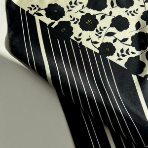 Eșarfă Black and white silk florals - Img 4