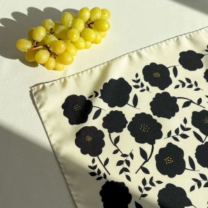 Eșarfă Black and white silk florals - Img 3