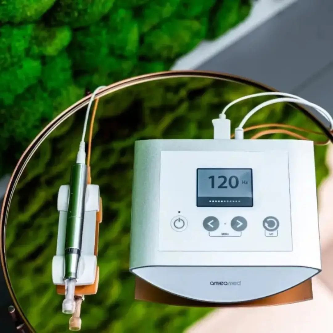 Aparatul EXCEED by amiea med pentru microneedling medical la Kaelo Beauty Clinic