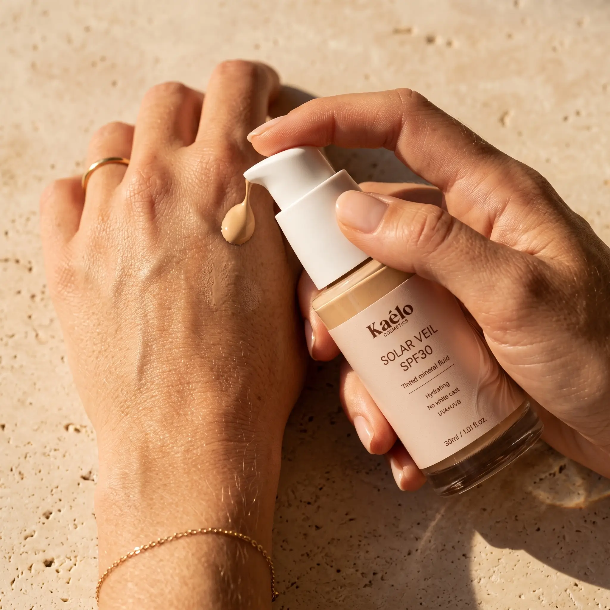 Aplicarea fluidului mineral nuanțator SOLAR VEIL SPF30 pe ten
