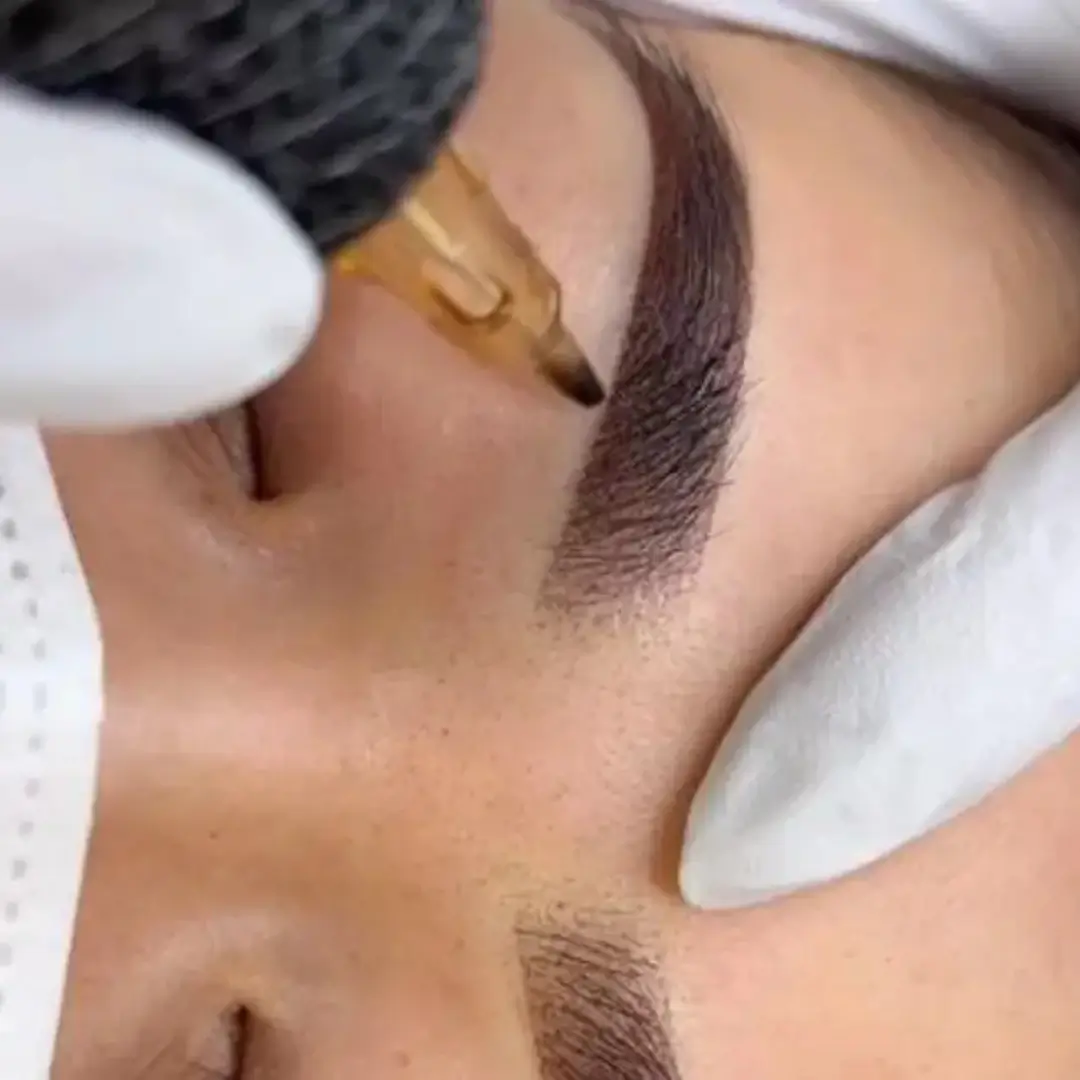 Procedură de micropigmentare a spr&acirc;ncenelor la Ka&eacute;lo Beauty Clinic Buzău