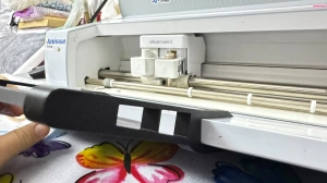 Detaliu de montare a extensiei suport pe Cricut Maker 3