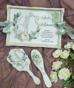Set pentru mireasă cu flori albe și frunze verzi, oglindă și perie personalizate cu inițiale