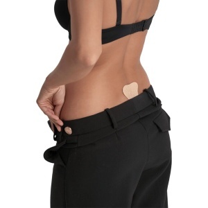 Tanga Adeziv din Dantelă Bye-Bra – Bej / Negru, Mărime Unică cu Benzi din Silicon Reutilizabile și Bonus Accesorii - Img 3