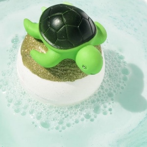 Bila baie Turtle Chill cu jucarie Bomb Cosmetics 160 g - Img 2