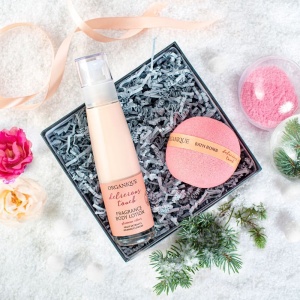 Set cadou Pink Mistery loțiune corp și bilă de baie Organique