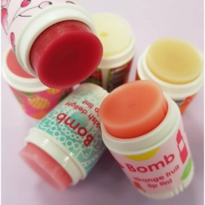 Balsam buze Honey Pear Bomb Cosmetics 4.5 g - Img 2