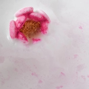 Bila baie Peony Blush Raw Bomb Cosmetics 160 g - Img 2