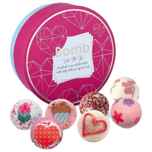 Set cadou Love Me Do Creamer Bomb Cosmetics