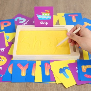 Tabla de Desen din Lemn cu Nisip pentru Invatarea Alfabetului, 36 Cartonase Colorate, 8 Sticle de Nisip, Jucarie Senzoriala Creativa, 22x17.5x1.5 cm - Img 6