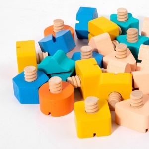 Jucarie din Lemn Interactiva, Placa cu Suruburi, Puzzle pentru Copii, Activitati de Invatare Prescolara, Dezvoltarea Abilitatilor Logice si Motrice, Multicolor - Img 4