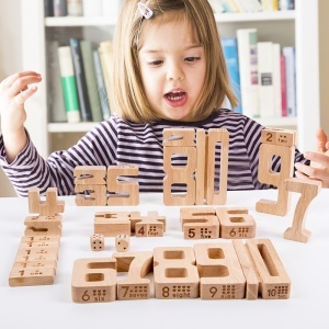 Tabla Educativa Montessori, Set Educational Monocolor de 32 de Blocuri Numerice din Lemn cu Zaruri, Introduce Copiii in Lumea Matematicii Intr-un Mod Interactiv si Distractiv, 3-6 ani - Img 2