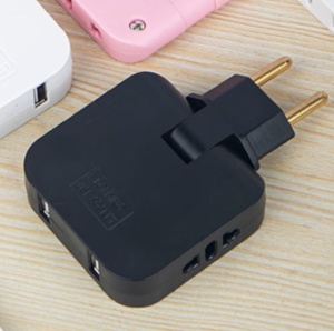Adaptor triplu USB negru pe suprafata de birou