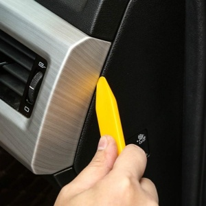 Instrument de demontare pentru bord auto