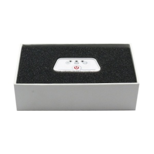 Adaptor Vgate iCar2 alb-negru cu logo inscriptionat pentru diagnoza auto