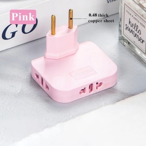Adaptor triplu stecher roz montat in priza pentru incarcarea dispozitivelor