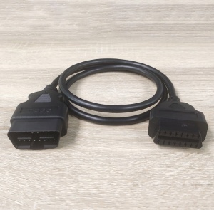 Gros-plan mufe OBD2 pe fundal lemn, cablu prelungitor 100 cm