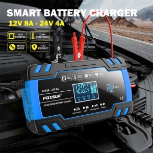 Incarcator baterie auto Foxsur B0228-L conectat la acumulator in exterior