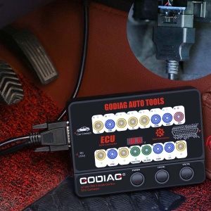 GODIAG GT100 conectat in vehicul pentru diagnoza auto, monitorizare tensiune si verificare comunicatie OBD2