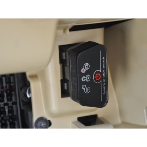 Adaptor OBD2 Vgate iCar2 negru montat pe portul de diagnoza al masinii