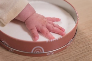 Okrugli kalup za otisak bebe - Terakota sa drvenim postoljem - Img 2