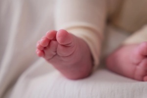 Okrugli kalup za otisak sa cvetićima i drvenim postoljem - Img 2