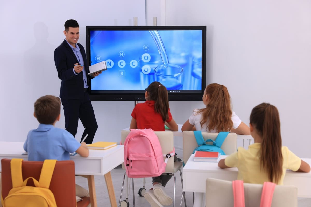 Cum se realizeaza intretinerea corecta a unei table inteligente?