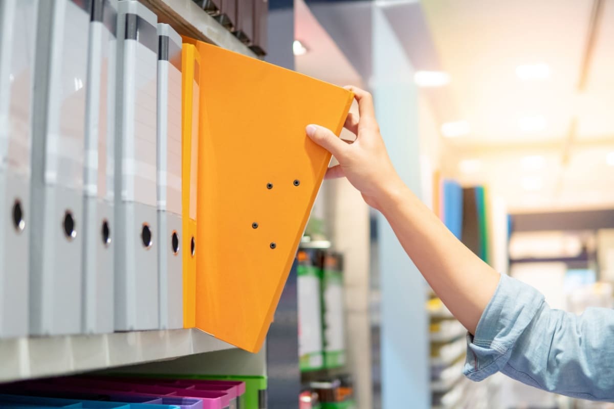 Cum sa imbunatatesti eficienta biroului tau cu ajutorul bibliorafturilor si cutiilor de arhivare