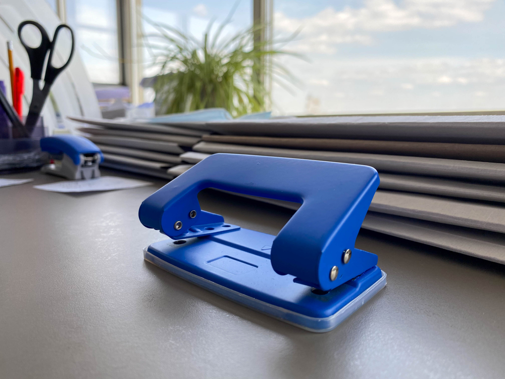 Perforator cu 2 gauri vs. 4 gauri – ce varianta este mai practica?