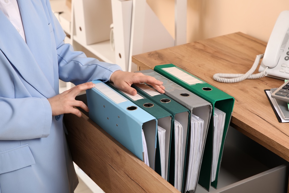 Cum organizezi documentele în birou pe categorii: recomandări practice pentru firme mici și medii