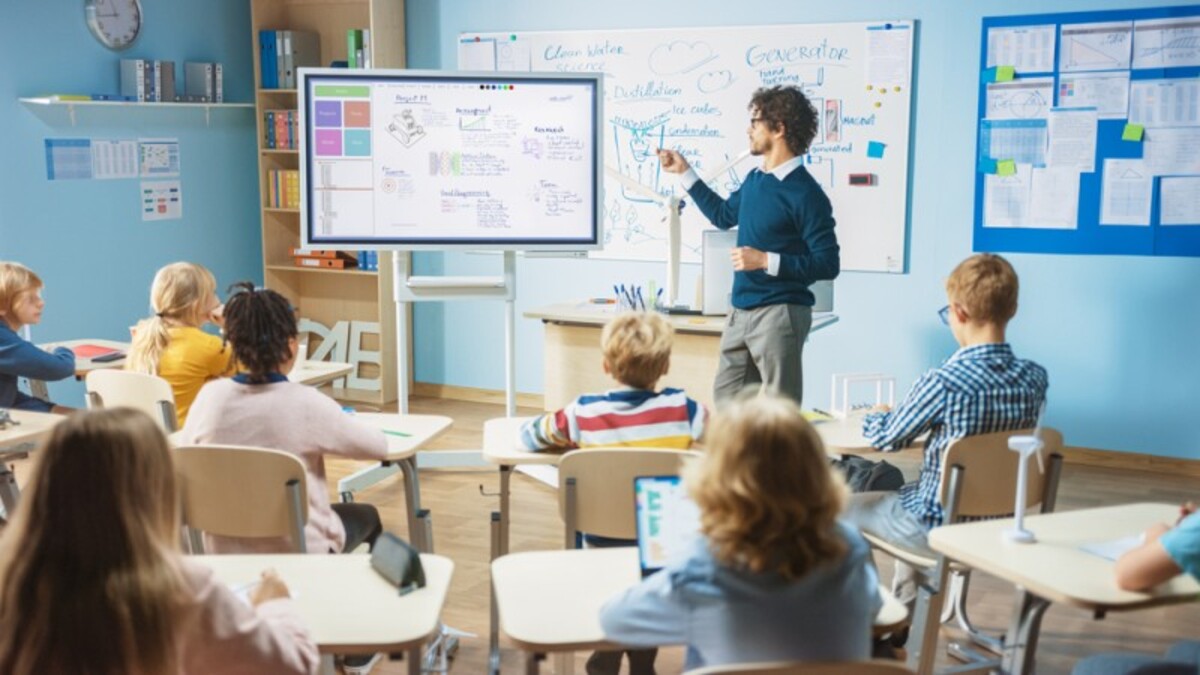 profesor care foloseste o tabla smart pentru predarea lectiei profesor care foloseste o tabla smart pentru predarea lectiei