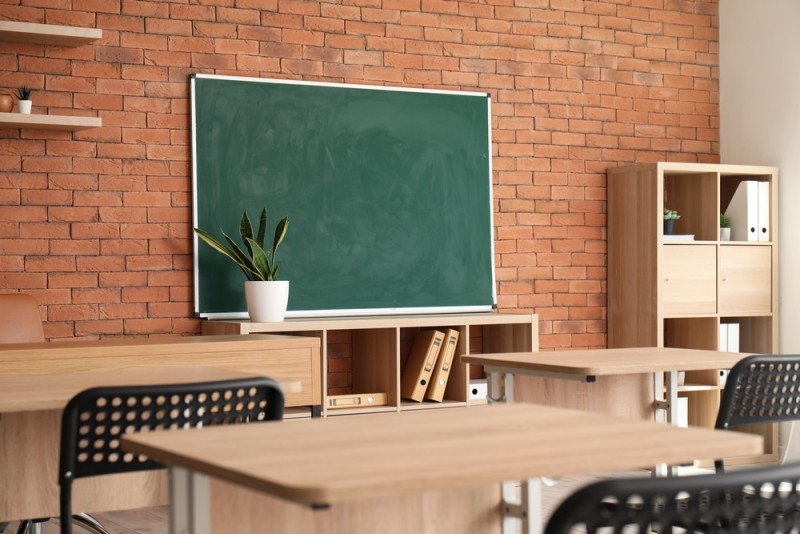 o tabla de scris cu creta in sala de conferinta o tabla de scris cu creta in sala de conferinta