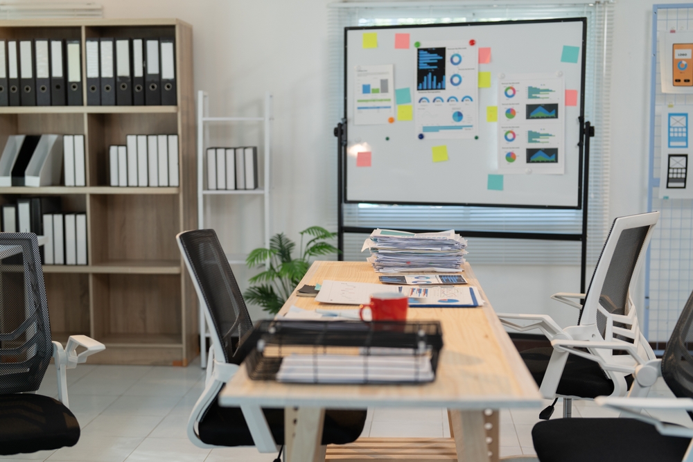 whiteboard cu task-uri pentru echipa in birou whiteboard cu task-uri pentru echipa in birou