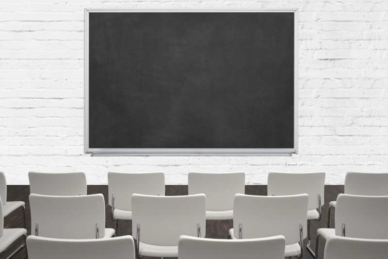 o tabla de scris cu creta in sala de conferinta o tabla de scris cu creta in sala de conferinta