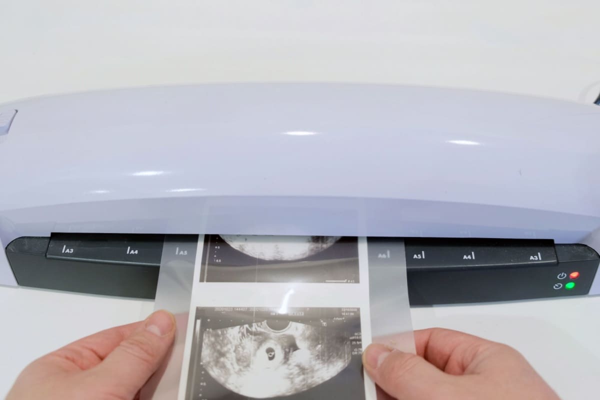 laminator alb laminand document medical, doua maini tin documentul laminat
