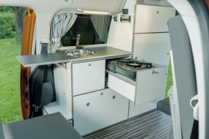 Linie de mobilier Caddy LR Camp - Include frigider, chiuveta, baterie AGM si sistem electric