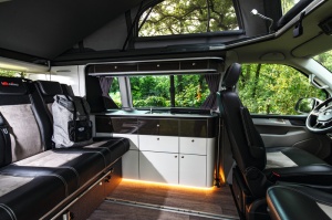 Linie de mobilier TrioLoft ca piesa finita pentru VW T6