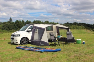 Umbra Tech-Line Canopy navigheaza din exteriorul Revolutiei