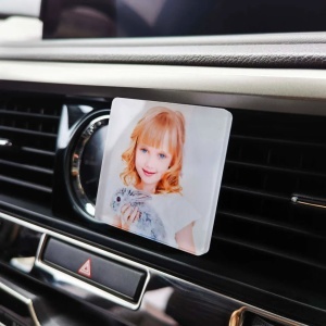 Odorizant auto personalizat cu prindere pe grilă – parfum mașină cu poză
