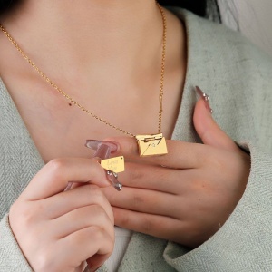Lănțișor Tip Scrisoare „I Love You” – Cadou Romantic pentru Ea, Bijuterie Elegantă cu Mesaj Surpriză