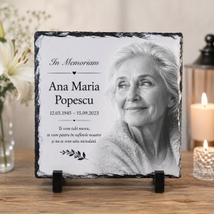 Ardezie Personalizată 20x20 In Memoriam cu Poză și Mesaj – Placă Comemorativă Premium pentru Persoane Dragi