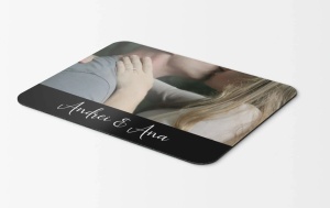 Mouse pad personalizat cu fotografie și text – pad mouse cu poză, 19x27 cm, imprimare UV