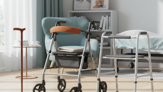Cadru de mers, baston sau rollator? Ghid de mobilitate pentru persoanele în vârstă în 2026