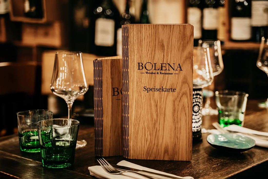 Accesorii HORECA by URBAN BAG personalizate: meniuri din lemn și soluții pentru restaurante, baruri și cafenele