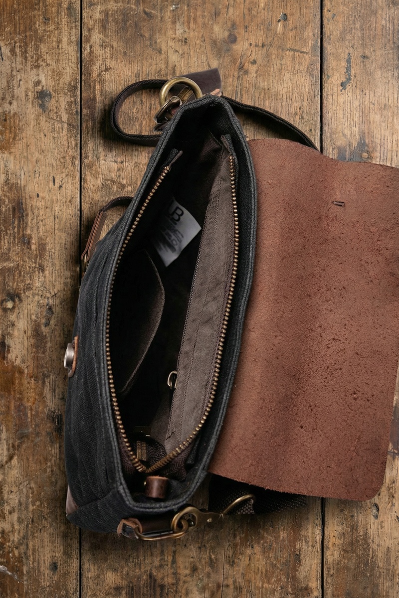 URBAN  Geantă crossbody din piele naturală și material textil cerat URBAN