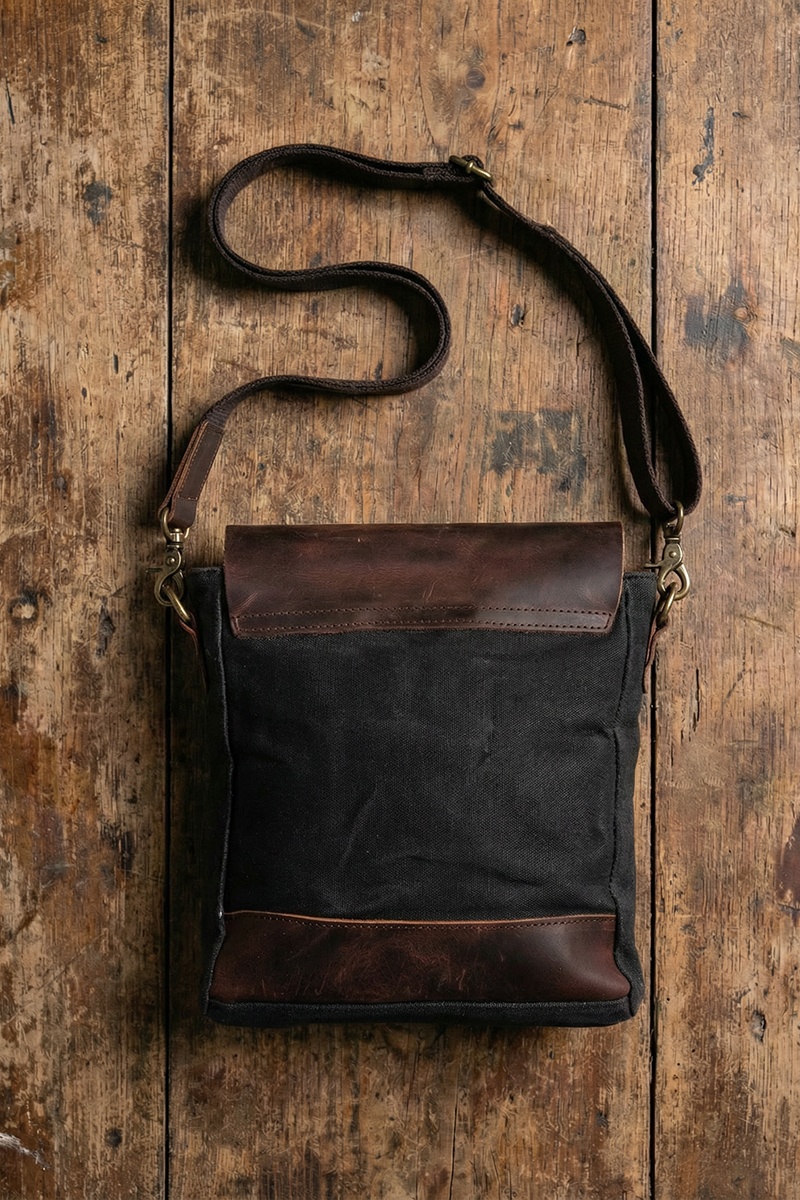 URBAN  Geantă crossbody din piele naturală și material textil cerat URBAN