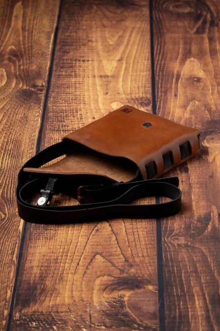 Geantă de umăr handmade din piele naturală URBAN BAG Compact Messenger – Maro, detalii negre - Img 3