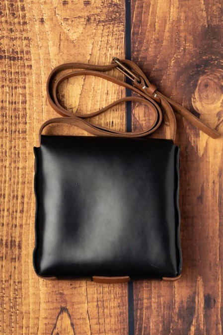 Geantă de umăr handmade din piele naturală URBAN BAG Compact Messenger – Negru, detalii maro - Img 2