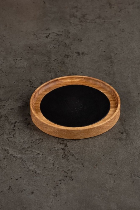 Coaster URBAN BAG din lemn masiv de stejar și piele naturală – Negru